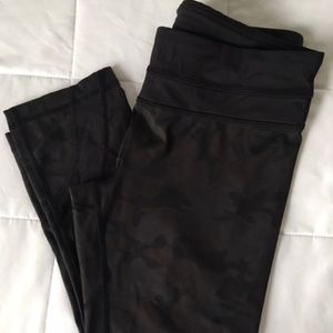 Lululemon camo fabric workout capris, size 6.